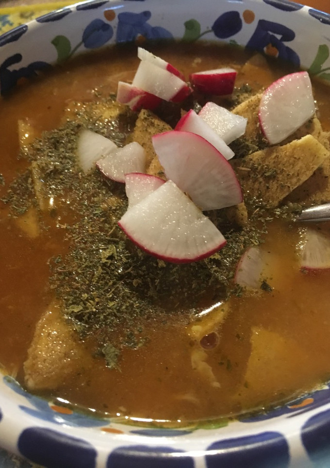 Una foto de Pozole rojo casero