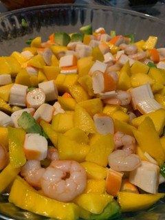 Una foto de Ensalada fresca de mango y gambas