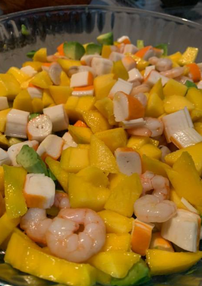 Una foto de Ensalada fresca de mango y gambas