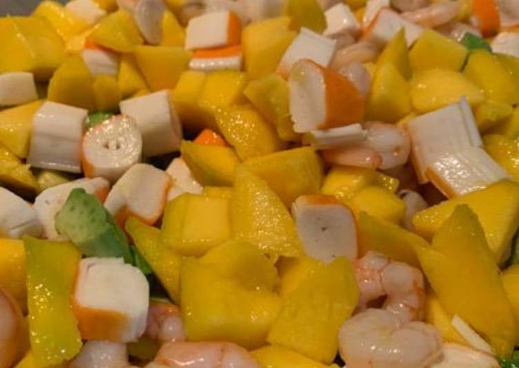 Ensalada fresca de mango y gambas