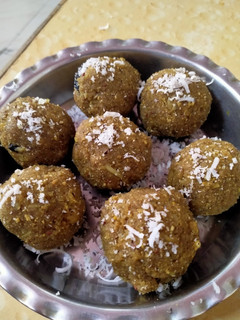 મેથી લાડુ (Methi Ladoo Recipe In Gujarati) રેસીપી મુખ્ય ફોટો