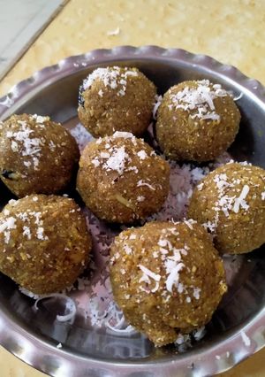 મેથી લાડુ (Methi Ladoo Recipe In Gujarati) રેસીપી મુખ્ય ફોટો