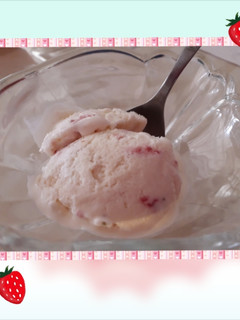 Una foto de Helado de chantilly con frutillas 🍓🍓🍓🍨😋