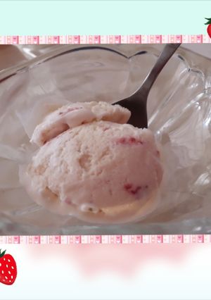 Una foto de Helado de chantilly con frutillas 🍓🍓🍓🍨😋
