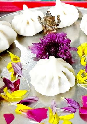 उकडीचे मोदक रेसिपी (ukadiche modak recipe in marathi) रेसिपी चे मुख्य फोटो