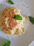 Tagliatelle cremose all'aglio su crema di patate