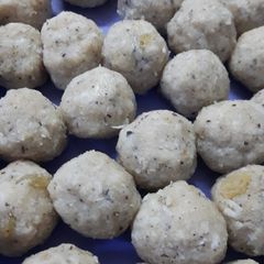 A picture of Suji nariyal ladoo.