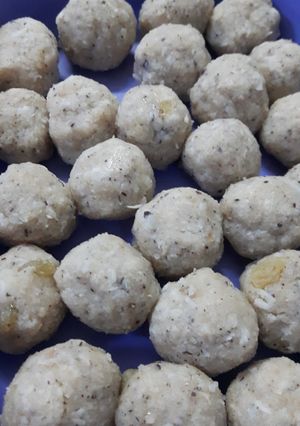 A picture of Suji nariyal ladoo.