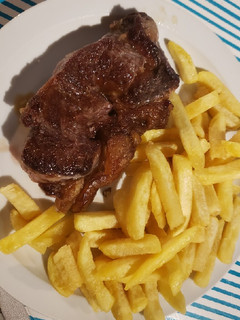Una foto de Lomo con papas fritas