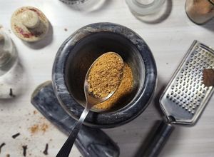 Una foto de 🇹🇷 🇮🇷 Baharat, mezcla de 7 especias 🇮🇷 🇹🇷 Cocina de Medio Oriente