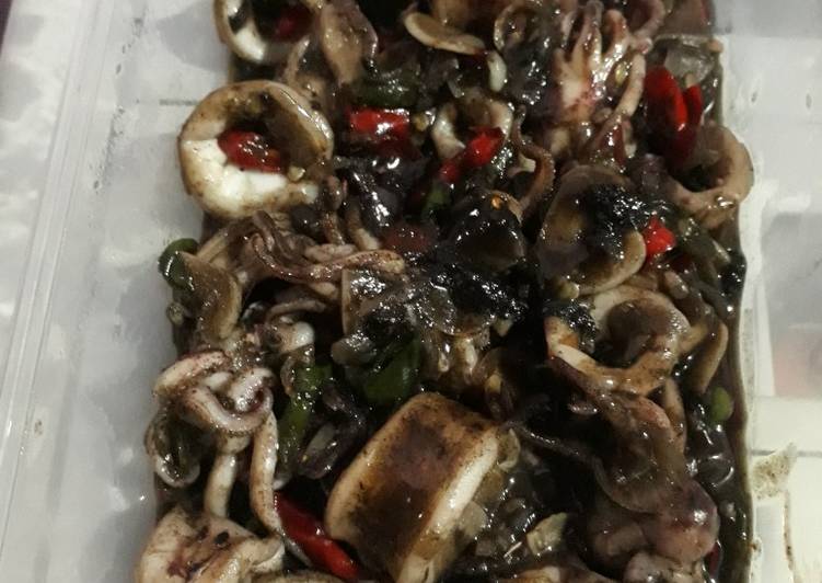 Bagaimana Menyiapkan Cumi hitam ala amy 😋 Anti Gagal