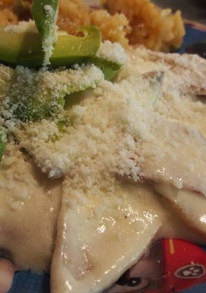 Una foto de Chilaquiles cremosos 🧀🍴