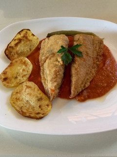 Una foto de Bonito rebozado con salsa de tomate