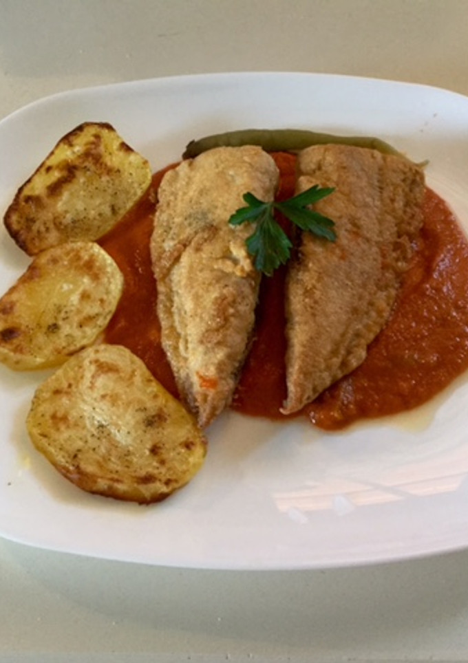 Una foto de Bonito rebozado con salsa de tomate