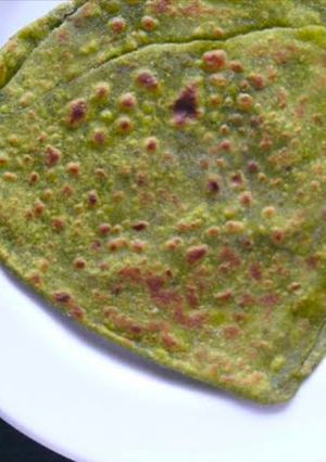 तिकोना पालक पराठा(tikona paratha recipe in hindi) रेसिपी मुख्य फोटो