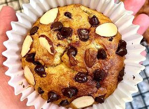 Hình của món Muffin chuối hạnh nhân socola chip.