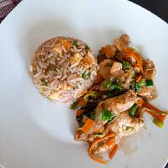 Una foto de Arroz chaufa con pollo agridulce🍛