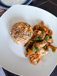 Una foto de Arroz chaufa con pollo agridulce🍛
