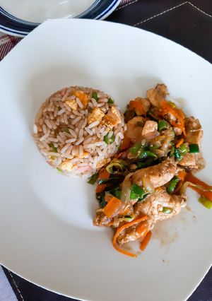 Una foto de Arroz chaufa con pollo agridulce🍛