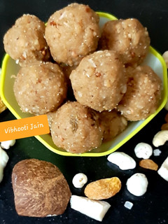 चूरमा के लड्डू (churma ke ladoo recipe in Hindi) रेसिपी मुख्य फोटो