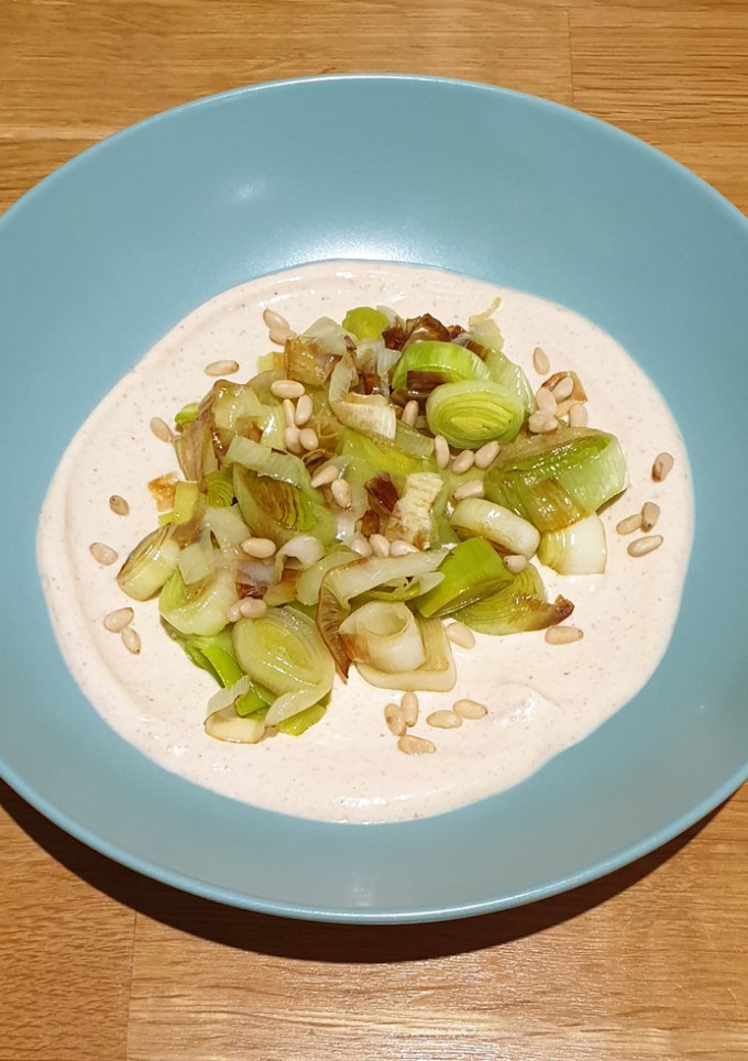 Una foto de Puerros con salsa de cacahuete y yogur