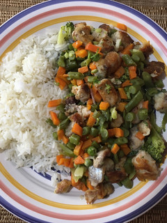 Una foto de Pescado con verduras con zumo de ceviche
