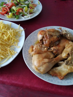 Una foto de Pollo al horno, con ensalada y patatas paja