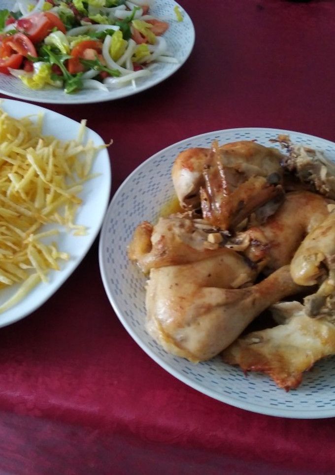 Una foto de Pollo al horno, con ensalada y patatas paja