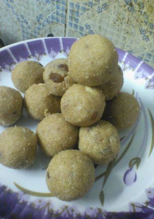 A picture of Semolina gram flour ladoo.