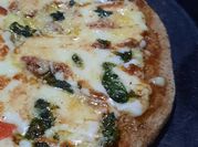Una foto de pizza integral albahaca