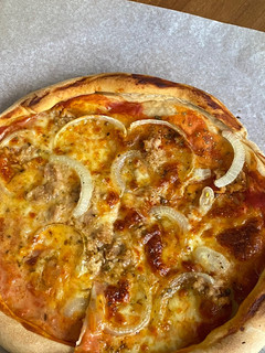 Una foto de Pizza tunno e cipolla