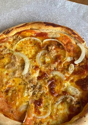 Una foto de Pizza tunno e cipolla