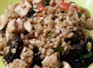 Una foto de Risotto con cebada perlada y hongos