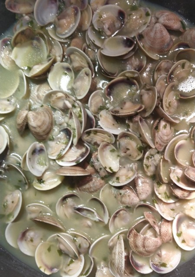 Una foto de Almejas en salsa con ajo, perejil y vino blanco