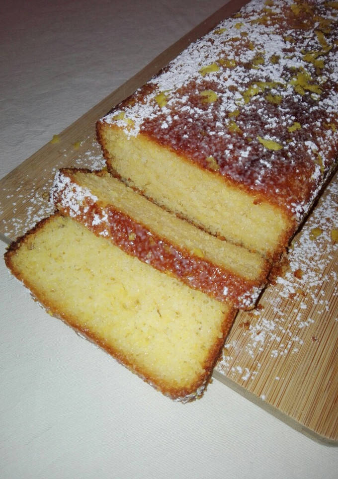 Una foto de Bizcocho borracho de limón con feta y polenta