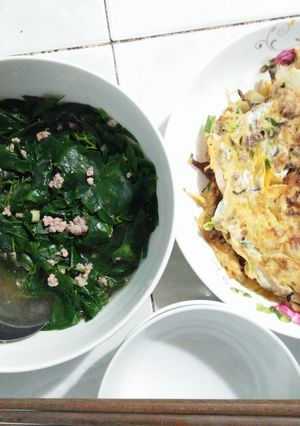 Hình của món Trứng chiên thịt -canh rau ngót thịt bằm.