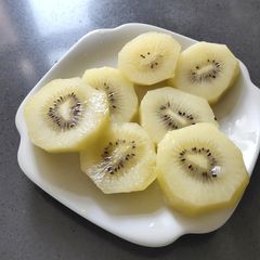 A picture of Fresh Golden Kiwi Slices.
