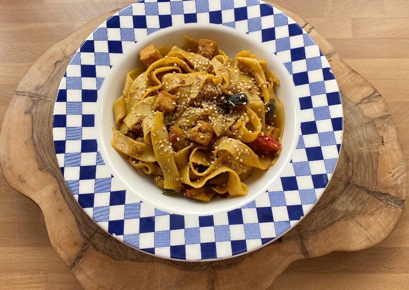 Tallarines con verduras, pollo y gambas con salsa soja y miel