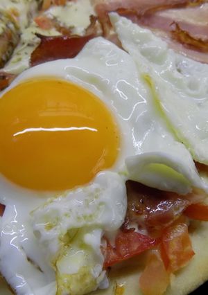 Una foto de Pizza con panceta y huevo frito (2 variedades)