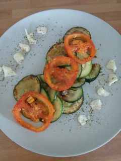 Una foto de Calabacín, tomates asados y mozzarella