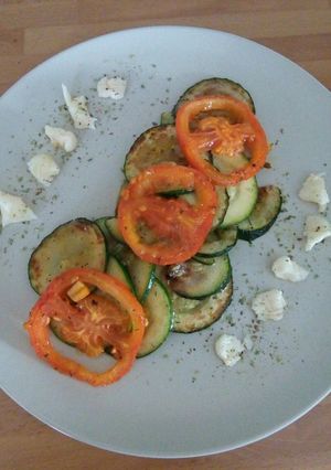 Foto principal de Calabacín, tomates asados y mozzarella