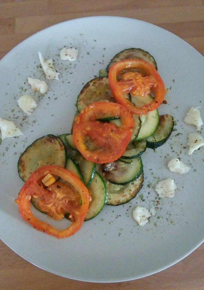 Una foto de Calabacín, tomates asados y mozzarella