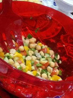 صورة لوصفة سلطة خضار بالحمص
