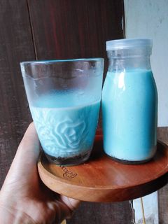 Hình của món Sữa yến mạch hoa đậu biếc.