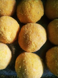 बेसन के लड्डू (besan ke ladoo recipe in Hindi) रेसिपी मुख्य फोटो
