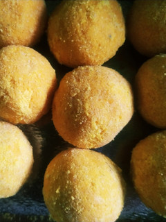 बेसन के लड्डू (besan ke ladoo recipe in Hindi) रेसिपी मुख्य फोटो