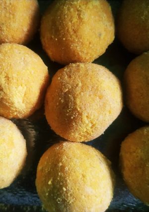 बेसन के लड्डू (besan ke ladoo recipe in Hindi) रेसिपी मुख्य फोटो