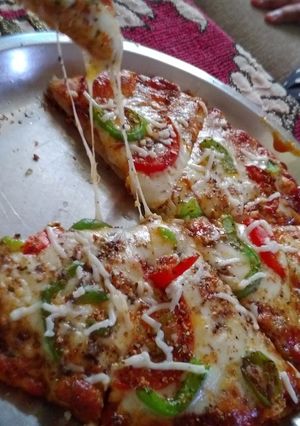 वेज़ चीज़ पिज़्ज़ा (Veg Cheese Pizza recipe in hindi) रेसिपी मुख्य फोटो