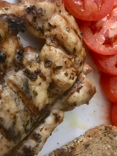Una foto de Pollo marinado al grill 🔥