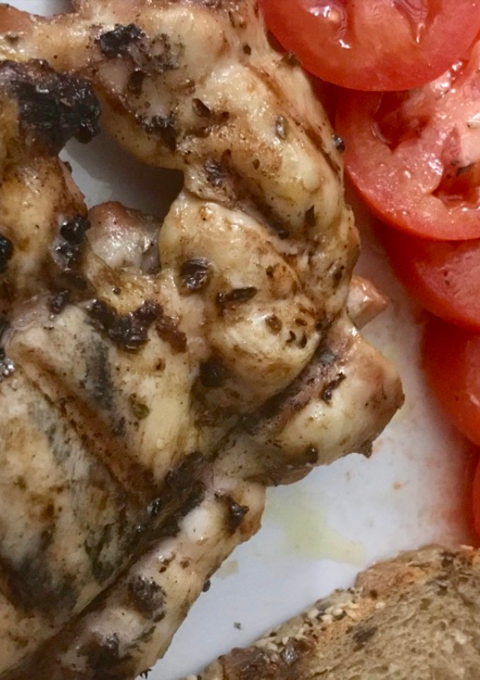 Una foto de Pollo marinado al grill 🔥